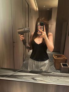 Áo Thun Nữ Cổ Chữ V Sâu Cạp Cao Dorff Ann Áo Thun Cotton Pha Trộn Dáng Rộng Tay Ngắn Mùa Hè 2024