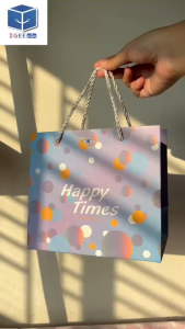 ถุงกระดาษแข็ง คุณภาพ ดี ทนทาน ลายสวยตรงปก ขนาด M (25*20*12cm) แพ็คละ 5 ใบ/ไซส์ สินค้าพร้อมส่ง