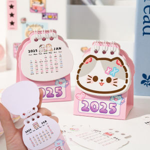 สมุดแพลนเนอร์ลายแมวการ์ตูน2025เครื่องเขียนในโรงเรียนตกแต่งขนาดเล็กตั้งโต๊ะแบบเรียบง่ายปฏิทินโตั้งโต๊ะขนาดเล็กน่ารักของขวัญสำนักงาน