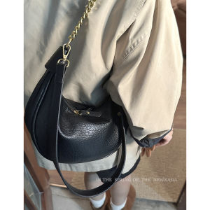 Fashionable Korean Underarm Bag for Women 2023 New Dumpling Shape Chain Detailing Casual Zipper Closure Soft Surface