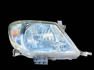 ไฟหน้า (ข้างขวา)Toyota Vigo ปี04-11 แท้ถอด มือสอง(กรุณาตรวจสอบสินค้าไห้ดี ถ้าใม่แน่ใจให้แชทถามทางร้านก่อนสั่งสินค้า ทางร้านจะไม่รับคืนสินค้าในกรณี ไม่พอใจสินค้า หรือ สั่งสินค้าผิด ทางร้านไม่มีนโยบายคืนเงิน นอกจากสินค้าทางร้านเสียหาย) มีตำหนิขาหัก