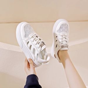 รองเท้าผ้าใบกีฬาสำหรับผู้หญิง สไตล์ลำลอง ระบายอากาศได้ดี พื้นยาง สวมใส่สบาย ฤดูร้อน 2025 รองเท้าผ้าใบสีขาวแบบบาง