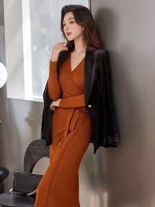 ชุดคลุมสีน้ำตาลเหลืองถักนิตติ้งผ้าขนสัตว์ระดับไฮเอนด์สำหรับฤดูใบไม้ร่วงและฤดูหนาว ชุดคลุมสุดหรูสำหรับงานเลี้ยง ชุดคลุมยาวคลุมเข่า