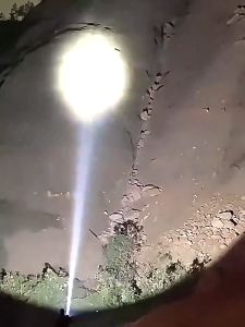 ยิงระยะไกล10000เมตร ไฟฉายแรงสูง กลางคืนกลายเป็นกลางวัน ไฟฉายสปอตไลท์ 1000000lm ไฟฉายชาร์จได้ IP66 กันน้ำ ชาร์จไฟUSB ชาร์จให้โทรศัพท์ได้ ปรับแสงได้ 3ระดับ ไฟแรง/ไฟอ่อน/ไฟกระพริบ ไฟฉายสว่างมากๆ ใช้ในการตั้งแคมป์กลางแจ้ง ตกปลา กบ ไฟฉายแบบชาร์จ ไฟฉายกันน้ำ