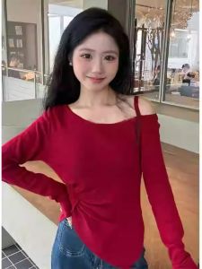 เสื้อสเวตเตอร์ถักแขนยาวทรงเข้ารูปสีแดงไม่สมมาตรสำหรับผู้หญิง เสื้อชั้นในแบบเปิดไหล่ ชุดเดรสฤดูใบไม้ร่วง/ฤดูหนาว ทรงใหม่ คอลเลกชันฤดูใบไม้ร่วง/ฤดูหนาว
