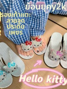 รองเท้าแตะส้นแบนลายจุด HelloKitty ทรงคลาสสิก Y2K สำหรับผู้หญิง รองเท้าแตะแบบสวมสบายในช่วงฤดูร้อน