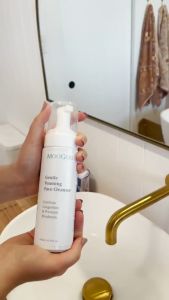 Gentle Foaming Face Cleanser Moogoo- SỮA RỬA MẶT TẠO BỌT LÀM TRẮNG DA KIỀM DẦU CHỐNG MỤN CHIẾT XUẤT ĐU ĐỦ MOOGOO 200ML