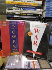 paket 2 buku 33 strategi of WAR dan 48 laws of  POWER versi ringkas Robert greene