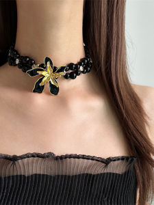 สร้อยคอเชือกผูกโบว์แบบสองชั้นสีดำทอง ดอกเดซี่สีเข้ม แฟชั่นสำหรับผู้หญิง เครื่องประดับแฟชั่นสไตล์ยุโรปและอเมริกัน