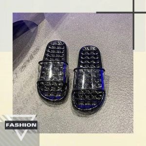 Sheii มาใหม่ รองเท้าแตะยาง  เบาใส่สบาย ที่สําคัญราคาถูก มี 2 สีให้เลือก  ดีไซน์เรียบๆแต่แปลกไม่เหมือนใคร วัสดุยางแบบใสใส่ลายตรงสายคาด พื้นด้านล่างเจาะช่อง ใส่ในห้องน้ำได้นะ พร้อมส่งจากไทยรีบไปซื้อกัน