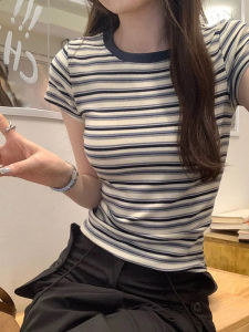 เสื้อยืดคอกลมแขนสั้นทรงสลิมฟิตลายทางสีน้ำเงินสไตล์เกาหลีสำหรับผู้หญิงในช่วงฤดูร้อน เสื้อยืดคอกลมแขนสั้นลายทางสีน้ำเงินสำหรับผู้หญิง