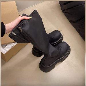 รองเท้าบูทหุ้มข้อหนาสำหรับผู้หญิง ฤดูใบไม้ร่วง 2025 รองเท้าบูทหุ้มข้อสูงใหม่ รองเท้าบูทกระชับส้นเท้า รองเท้าบูททรงสตรีทสำหรับผู้หญิง