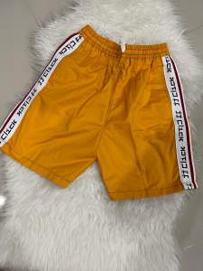 กางเกงขาสั้นสีพื้นแถบ