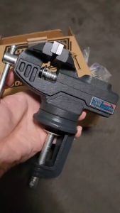 Total ปากกาจับชิ้นงาน แบบหนีบโต๊ะ ขนาด 60 มม. รุ่น THT6126 ( Bench Vice )