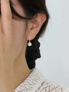 Sweet Pearl Short Earrings Womens Fashion Jewelry Vintage Hong Kong Style Mosquito Coil Tray Clip-On Earrings Golden Embellished