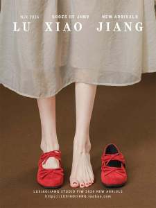 รองเท้า Mary Janes สีแดง ทรงหัวมน สำหรับผู้หญิง ฤดูใบไม้ร่วง 2024 รองเท้า Mary Janes หนังแกะ ด้านล่างนุ่ม สายรัดเดี่ยว ดีไซน์เก๋ไก๋ สไตล์วินเทจ