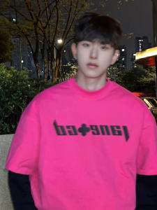 เสื้อยืดแขนสั้นผู้ชายสไตล์อเมริกัน สีชมพูม่วง ผ้าฝ้ายแท้ ทรงหลวม สไตล์พื้นฐาน ฤดูร้อน เสื้อยืดแขนสั้นแบบลำลอง