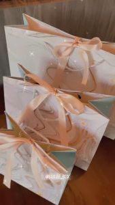 10-บางตัว ถูกเรียบแล้ว กระดาษลาย สีฟ้า คลื่นๆ ริบบิ้น 1 เส้นทอง ส่งอ่อน