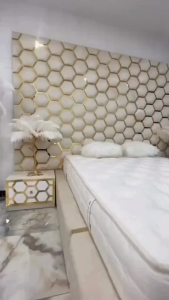 Headboard Wallpaper Dinding Empuk Heksagon – Stylish & Nyaman