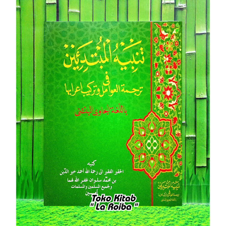 Porno yulduz Kagney Linn Karter erkakning katta sharlarini yalaydi.