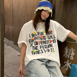 T-Shirt Wanita Lengan Pendek Putih Motif Buah & Tulisan Keren Katun Bernapas Premium 2025 Desain Korea-Jepang Longgar Slim Fit Baju Ukuran Besar Streetwear Gaya Sederhana & Segar Manis dan keren Modis Serbaguna Nyaman Kerah bulat Tops