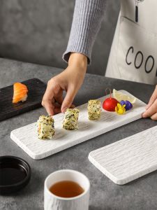 จานซูชิทรงสี่เหลี่ยมผืนผ้าเซรามิก จานปลาสไลด์ จานอาหารสำหรับโรงแรม จานขนมจีน จานตกแต่ง ความหรูหรา จานสีพื้น สไตล์วินเทจ