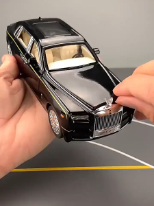 Mô phỏng xe kinh doanh Rolls Royce Phantom VIII tỷ lệ 1:24 bằng mở cửa quán tính mô hình xe ô tô