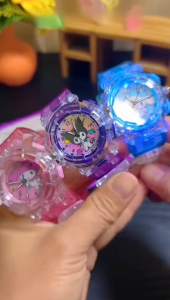 SANRIO ซานริโอ ชาม เด็กนาฬิกาการ์ตูนส่องสว่างนาฬิกาอิเล็กทรอนิกส์นักเรียนระดับประถมศึกษาตัวชี้ดิจิตอลนาฬิกาควอตซ์