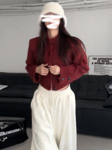 เสื้อสเวตเตอร์ถักสีแดงวินเทจ ทรงหลวม แขนยาว ปกติ คอตั้ง เสื้อคลุมคาร์ดิแกนสั้นสำหรับผู้หญิง ฤดูใบไม้ร่วง/ฤดูหนาว