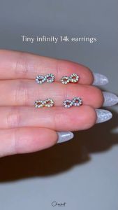 14k Tiny Infinity Earrings (ติดหูแบบติดหู, ชุบทองคำขาวเพชร CZ)