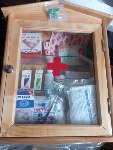 TRỌN BỘ: TỦ Y TẾ GỖ TREO TƯỜNG 3 NGĂN KT 45x40x15cm. KÈM BÔNG BĂNG KEO GẠC CỒN 90°POVIPIDINE OXY GIÀ KÉO NHỌN 14..