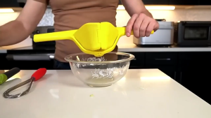 Portable Manual Citrus Juicer - Heavy Duty Lemon Orange Squeezer Tool for Kitchen Camping Travel
