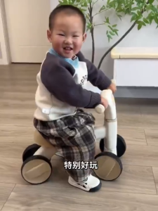 Beige รถบาลานซ์เด็ก จักรยานสมดุล 4ล้อ รถฝึกสมดุล รถวิบากเด็ก เพลง แสง 1-4ขวบ ขาไถมินิ