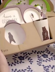 ชุดจานข้าวเด็ก ถาดอาหารเด็ก จานหลุม ชุดถาดใส่อาหารเด็ก จานข้าวเด็ก พร้อมช้อนส้อม ชุดชามเยื่อไผ่เซต 5 ชิ้น ฟรี ผ้ากันเปื้อนซิลิโคน