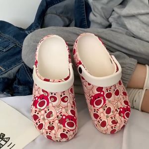 Dép Crocs Đế Dày Mềm Mại Họa Tiết Gấu Dâu Tây Thời Trang Dễ Thương Cho Nữ