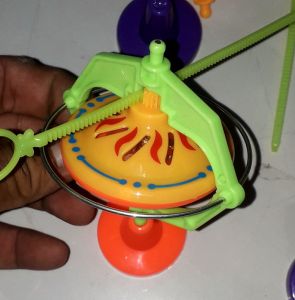 Một bộ con quay vòng bằng nhựa và kim loại có đèn led rất đẹp