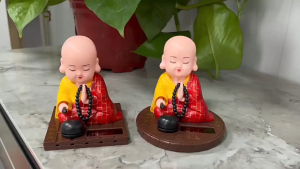 【Adanon】ตุ๊กตาหน้ารถ ตุ๊กตาพระขนาดเล็ก บทสวดมนต์ ตกแต่งคอนโซลกลาง พลังงานแสงอาทิตย์ ตุ๊กตาเขย่าหัว