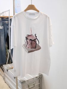 เสื้อยืดคอกลมแขนสั้นลายเค้กผูกโบว์ผีเสื้อ Dongdaemun Thankskim สำหรับผู้หญิง เสื้อยืดผ้าฝ้ายผสมลินินสไตล์เกาหลีฤดูร้อน