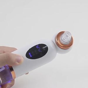 Máy hút mụn cầm tay với 6 đầu hút thay đổi và 3 chế độ hút thích hợp hút mọi loại mụn . Bảo hành 12 tháng toàn quốc