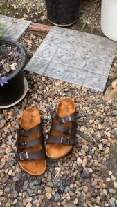 รองเท้าแตะลำลองในแนวไบเก้นนั้นมีคุณสมบัติที่เหมาะกับการใส่ทั้งในชีวิตประจำวันและลุคที่ไม่เป็นทางการ คุณสามารถจับคู่กับกางเกงยีนส์หรือกางเกงขาสั้นได้ดี โดยเฉพาะกับลุคที่ต้องการความดุดันและทนทานแต่ยังคงความสบาย