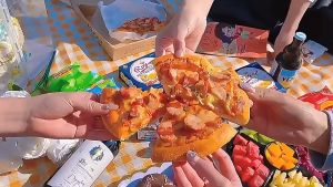Ready Stock Picnic Mat / Tent mat Extra Large Size Gathering Family Sleeping Pads Outdoor Foldable Waterproof Camping Blanket Pad 200*200cm 郊游野餐垫/帐篷垫 防潮垫 草地垫加宽野餐布
