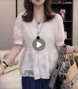 การออกแบบเสื้อแฟชั่นความรู้สึกประกบจีบอุตสาหกรรมหนักเย็บปักถักร้อยแขนฟองเสื้อผู้หญิง 2024 ฤดูร้อน V คอเอวปิดเสื้อลมด้านบน