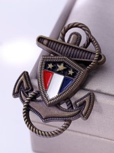 Retro British Style Metal Badge Lapel Pin Simple College Style Womens Jacket Suit Dress Chest Pin Fashion Accessory