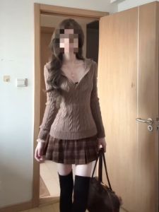 CHANGTONG | Bộ Áo Knit V-Neck Thời Trang Cổ Điển và Chân Váy Caro