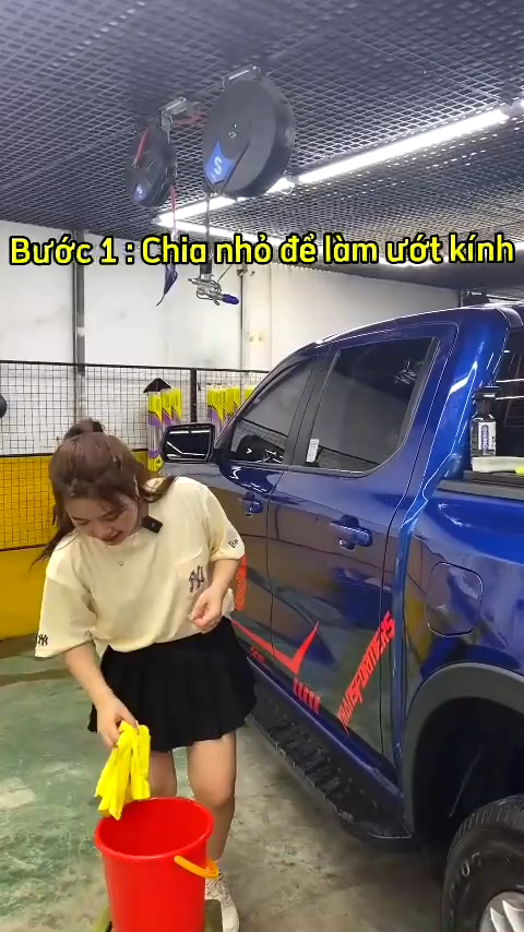 Làm sao để loại bỏ các vệt nước trên kính xe ô tô mà không cần dùng đến hóa chất đắt tiền?