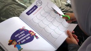 Buku Latihan Menggunting by Mommyhappy - Pre Writing Skills Early Learning Kids