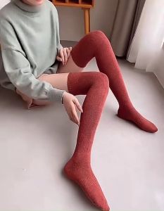 Tất Ống Len Qua Gối Hot Trend 2025 Với Thiết Kế Phong Cách Nhật Bản Trẻ Trung Dành Cho Các Chị Em