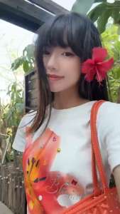 พร้อมส่ง🌺เสื้อยืดแขนสั้นสีขาว เสื้อรัดรูปคอกลม พิมพ์ลายดอกไม้ใหญ่ ทรงสวยเอวลอยY2K เสื้อครอปแฟชั่นผู้หญิง เสื้อไปทะเล