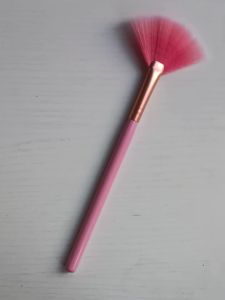 2PCS Pink Fan Highlight&Makeup Puff SetFor Precise Cheek Highlight & BlushFull Face Setting & Powder Application