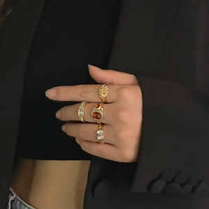 Ganten🍎4PCS/Set Cincin Berlian Geometris Eropa Dan Amerika/Cincin Logam Cair Wanita/Cincin Set Tidak Beraturan COD